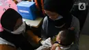Petugas menyuntikan anak imunisasi di RPTRA Pola Idaman, Pondok Labu, Jakarta Selatan, Senin (1/8/2022). Sebanyak 76 anak mengikuti bulan imunisasi anak nasional pemberian imunisasi tambahan Campak-Rubela dan pemberian imunisasi pada anak yang belum mendapatkan imunisasi lengkap. (Liputan6.com/Herman Zakharia)