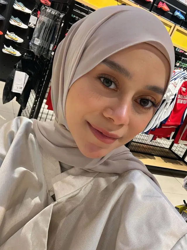 Inspirasi hijab outfit ala Lesti Kejora (Instagram/@lestikejora)