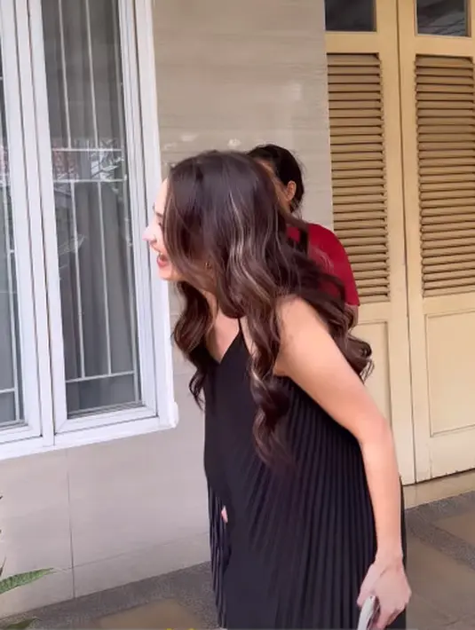 Terbaru, Enzy tampil menawan dengan pleated dress warna hitam yang terbuka [@enzystoria]