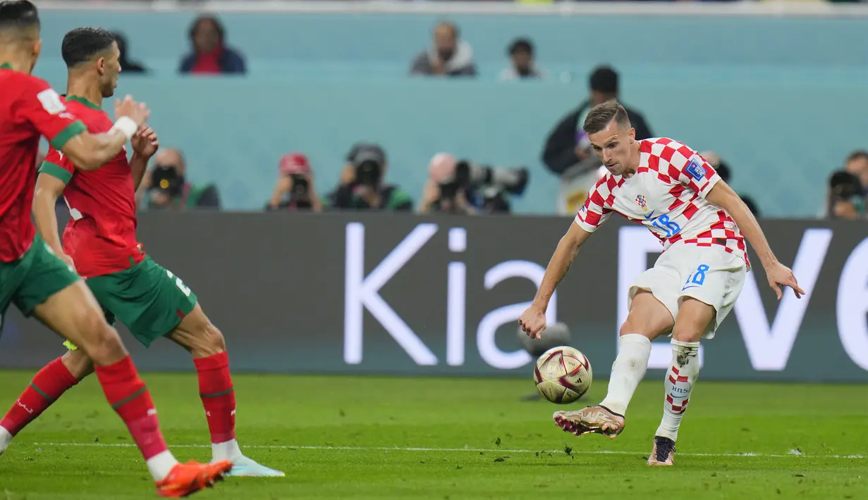 Diakhir babak pertama justru Kroasia yang menambah keunggulan menjadi 2-1 lewat tendangan terukur Mislav Orsic (kanan) ke gawang Maroko. (AP Photo/Hassan Ammar)