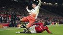 Pemain Manchester United, Tyrell Malacia (kanan) berebut bola dengan pemain West Ham, Pablo Fornals pada laga putaran kelima Piala FA 2022/2023 yang berlangsung di Stadion Old Trafford, Manchester, Kamis (02/03/2023) WIB. MU berhasil menang comeback 3-1. (AP Photo/Dave Thompson)