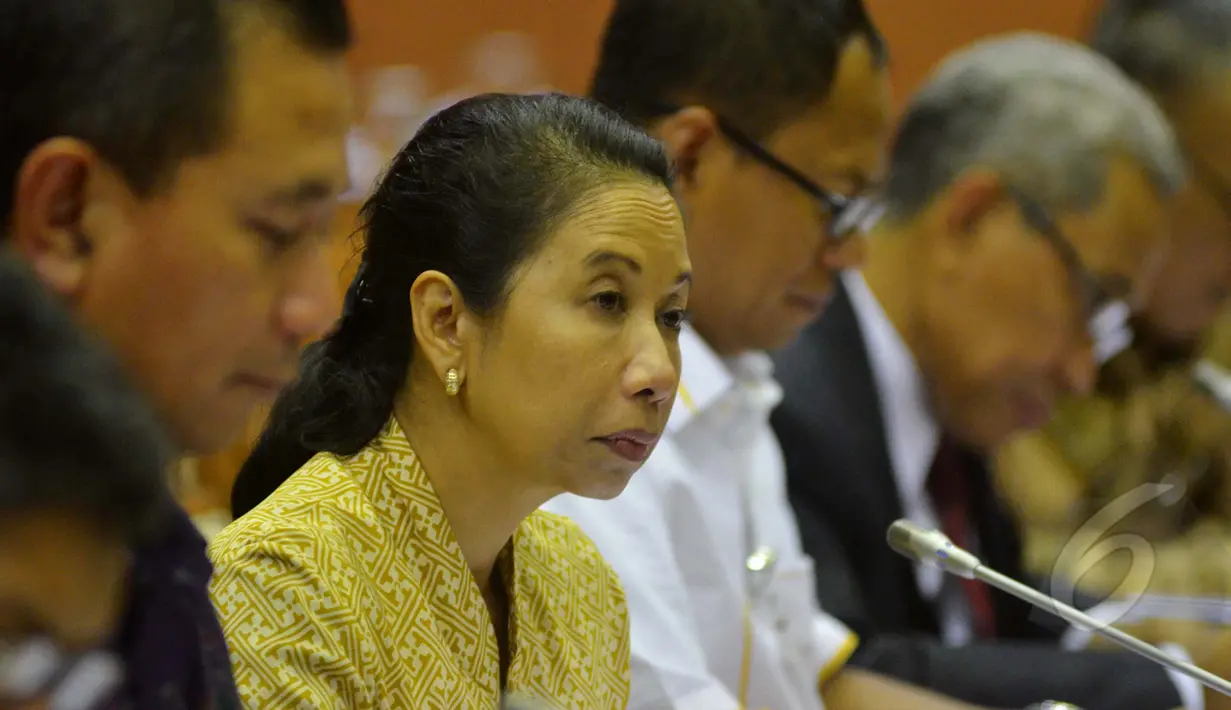 Menteri BUMN, Rini Soemarno mengikuti rapat kerja dengan Komisi VII DPR RI di Komplek Parlemen, Jakarta,  Jumat (24/4/2015). (Liputan6.com/Andrian M Tunay)