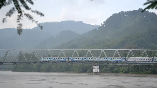 Jembatan kereta yang melintas di Sungai Serayu. (Foto: Liputan6.com/Muhamad Ridlo)