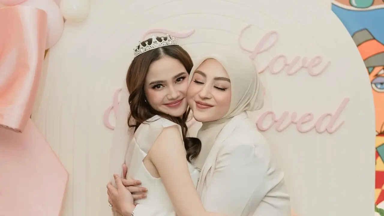 Gaya Kompak Para Sahabat Beri Kejutan Bridal Shower untuk Syifa Hadju, Serba Putih dan Nude yang Elegan