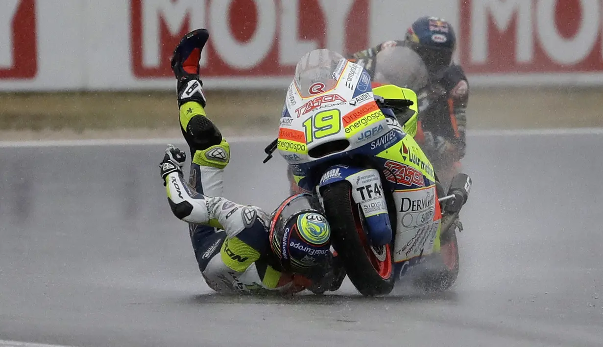 Pebalap Moto 2, Xavier Simeon dari Belgia terjatuh pada lintasan balapan  San Marino Motorcycle Grand Prix di Sirkuit Marco Simoncelli, San Marino (10/9/2017). (AP/Antonio Calanni)