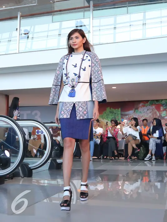 Salah satu karya desainer Danny Satriadi dipamerkan saat fashion show di Terminal 3 Ultimate Bandara Soekarno Hatta, Tangerang, Banten, Rabu (20/7). (Liputan6.com/Angga Yuniar)