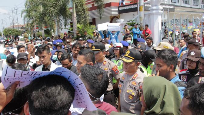 Polres Cilacap mengedepankan pendekatan persuasif dalam demonstrasi menolak RKUHP di Cilacap, Jawa Tengah. (Foto: Liputan6.com/Polres Cilacap/Muhamad Ridlo)