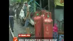 Kerasnya hantaman kecelakaan itu membuat sopir dan kernetnya terjepit di antara kabin mobil. Sementara, muatan tabun gas terlempar ke jalan.