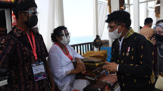 Menteri  Komunikasi dan Informatika Johnny G. Plate, bertemu langsung dengan pelaku pelaku UMKM di NTT dalam Acara puncak Gerakan Nasional Bangga Buatan Indonesia.(Foto Istimewah)