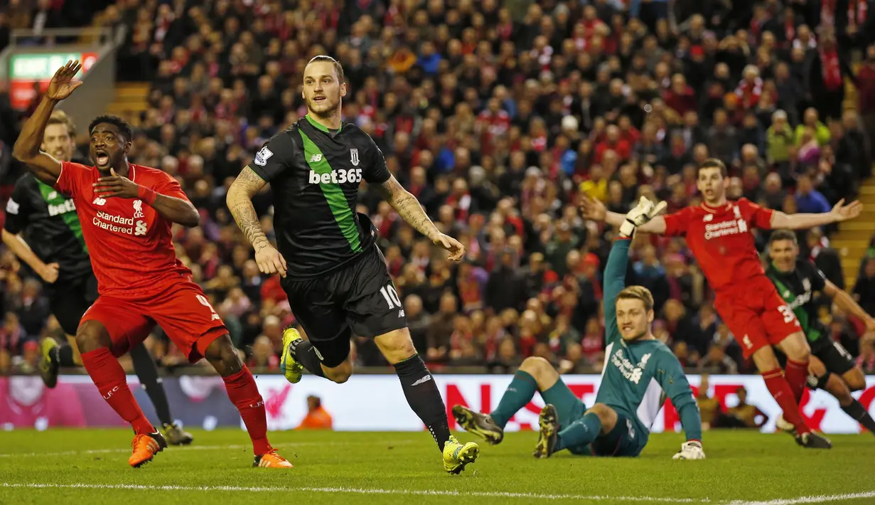 Pemain Stoke City, Marko Arnautovic, saat mencetak gol ke gawang Liverpool di babak pertama dalam leg kedua semifinal Piala Liga Inggris di Stadion Anfield, Liverpool, Rabu (27/1/2016) dini hari WIB. (Reuters/Phil Noble)