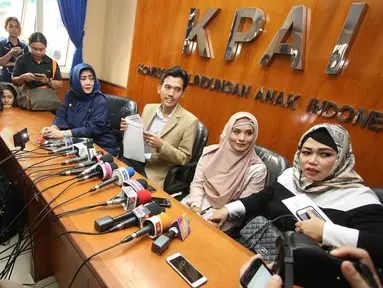 Aktris Elma Theana menyampaikan keterangan usai memenuhi panggilan Komisi Perlindungan Anak Indonesia (KPAI) di Jakarta, Selasa (20/9). Kedatangan Elma terkait dugaan pelecehan seksual di bawah umur oleh Gatot Brajamusti. (Liputan6.com/Immanuel Antonius)