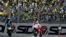 Pembalap Ducati Team, Jorge Lorenzo dan pembalap Italia Movistar Yamaha, Valentino Rossi menyapa penonton setelah memenangkan balapan Moto Grand Prix di Sirkuit Mugello, Italia, Minggu (03/6). (AFP FOTO / Filippo Monteforte)