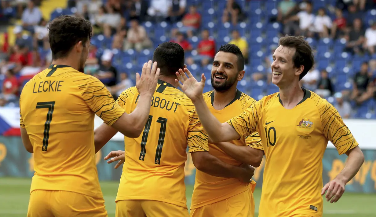 Para pemain Australia merayakan gol saat melawan Republik Ceska pada laga uji coba di St Poelten, Austria, (1/6/2018). Australia menang 4-0. (AP/Ronald Zak)