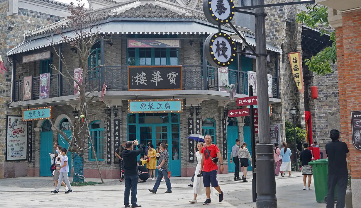 Orang-orang mengunjungi sebuah blok budaya di Wilayah Nanchang, Provinsi Jiangxi, China timur, pada 2 Oktober 2020. Banyak wisatawan dan warga setempat berkunjung ke blok budaya tersebut untuk bernostalgia dan bertamasya selama liburan Hari Nasional. (Xinhua/Wan Xiang)