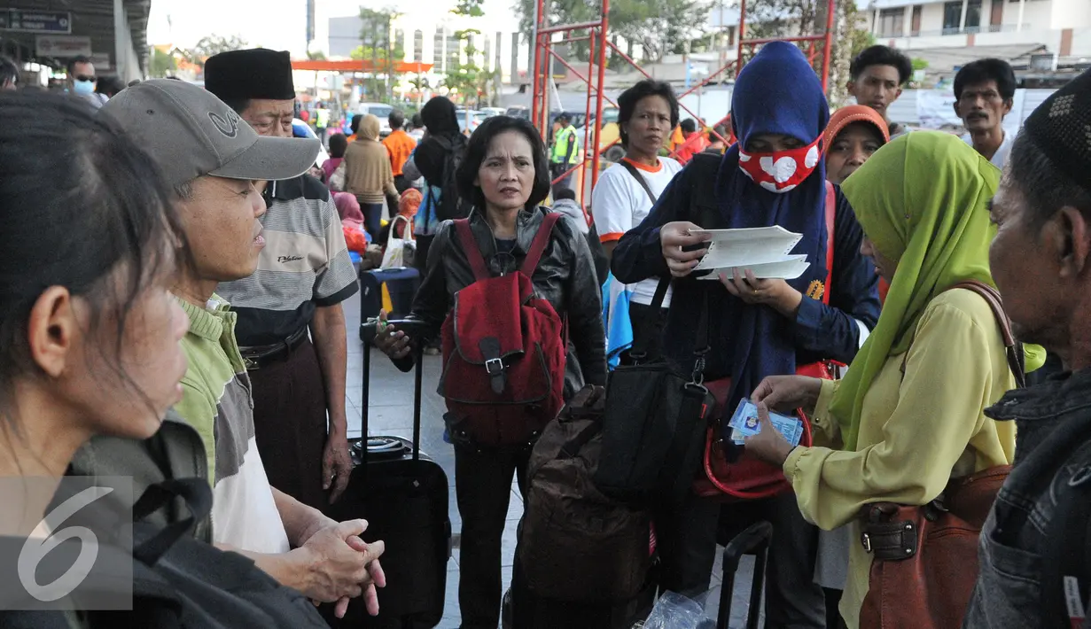 Sejumlah pemudik tampak mengumpulkan KTP di Stasiun Senen pada H+3 Lebaran, Jakarta, Senin (20/7/15). Para pemudik berencana pulang kampung pada H+3 karena tidak mendapatkan tiket sebelum Lebaran. (Liputan6.com/Herman Zakharia)