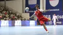 Pemain Timnas Futsal Indonesia, Israr Megantara mencoba melakukan tendangan ke arah gawang Belanda pada laga lanjutan Four Nations Cup 2025 yang bergulir di Hall Basket Senayan, Jakarta, pada Sabtu (20/9/2025).