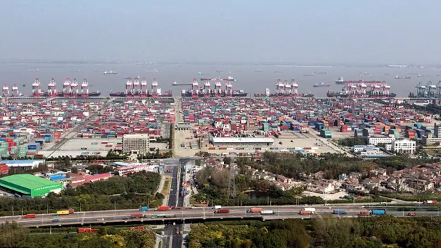 Pelabuhan terbesar di dunia - Port of Shanghai 3