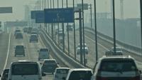 Suasana Jalan Tol Layang Jakarta Cikampek, Jawa Barat, Kamis (24/12/2020).  Jumlah kendaraan yang akan keluar wilayah Jabotabek diperkirakan mencapai 842 ribu pada 23 hingga 27 Desember 2020, hal itu sejalan dengan liburan Natal 2020. (Liputan6.com/Herman Zakharia)