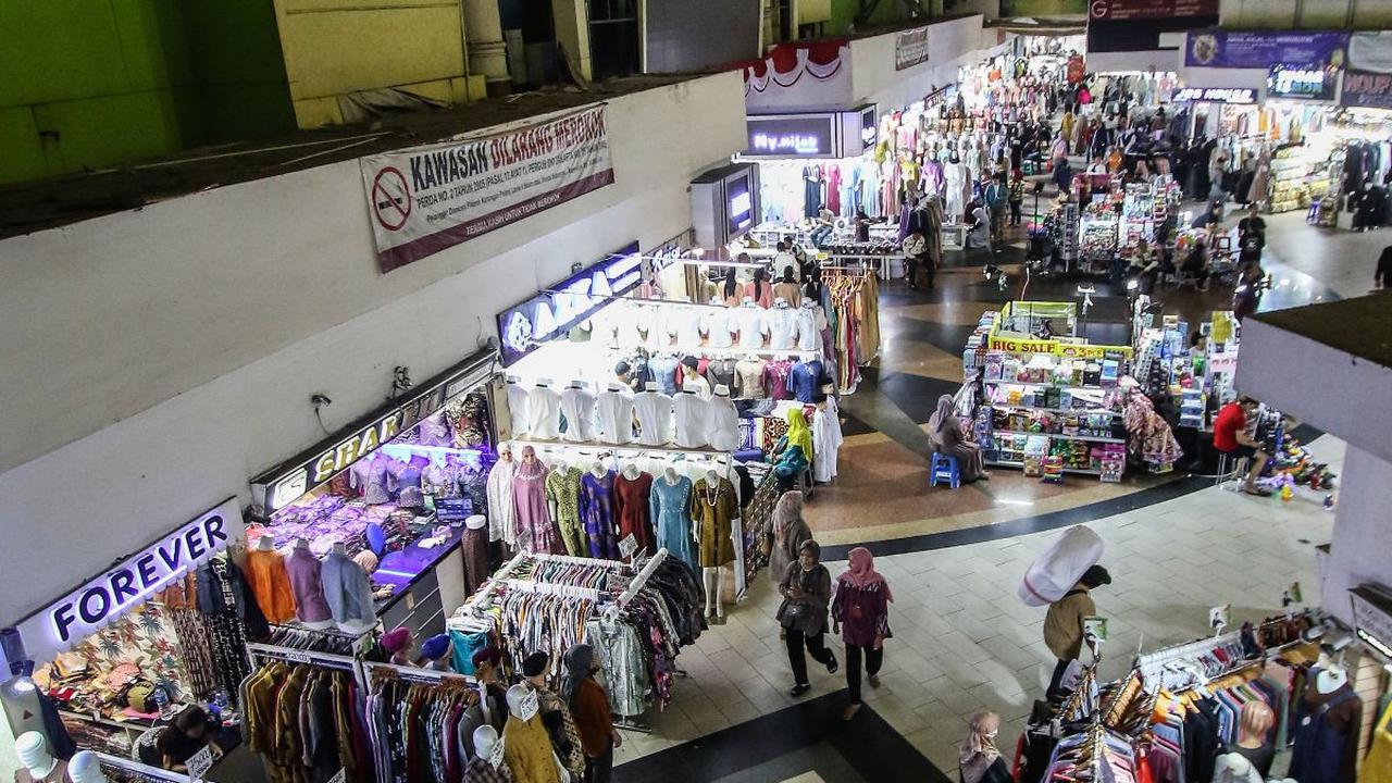 Keadaan ini tidak berarti membuat semua pembeli hijrah ke online shop. Masih ada pengunjung memilih untuk tetap belanja secara langsung mendatangi pasar.
