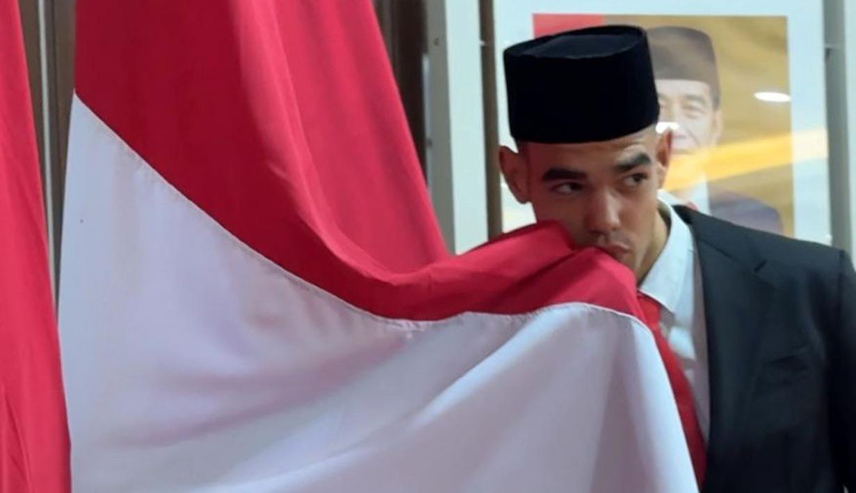 <p>Jens Raven mencium bendera kebangsaan Indonesia saat pengambilan sumpah pewarganegaraan di Kanwil Kemenkumham DKI Jakarta, Cawang, Jakarta, Kamis (27/06/2024). (Dok. PSSI)</p>