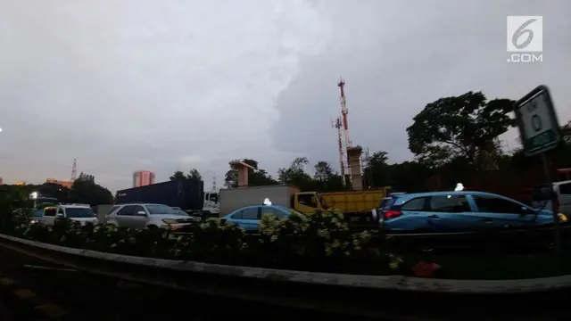 Tol Jakarta menuju Cikampek dilanda kemacetan parah. Hal ini menyusul adanya insiden jatuhnya tiang penyanggap rambu elektronik di KM 15