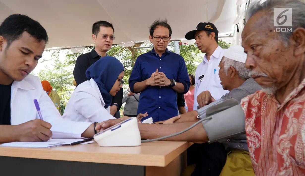 Direktur PT Hero Supermarket Tbk Hadrianus Wahyu Trikusomo, dan Stefeanus Mulianto didampingi Camat Selaparang Sudirman menyaksikan pemeriksaan kesehatan kepada warga terdampak gempa bumi di Mataram, NTB, Rabu (15/8). (Liputan6.com/HO/Eko)