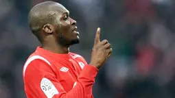 Selebrasi gol striker Lille asal Senegal Moussa Sow ke gawang Valenciennes dalam lanjutan Ligue 1 di Lille Metropole Stadium, 13 Maret 2011. AFP PHOTO / DENIS CHARLET 