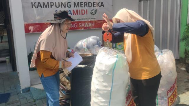 Studi Kasus: Bank Sampah Mengubah Ekonomi Masyarakat