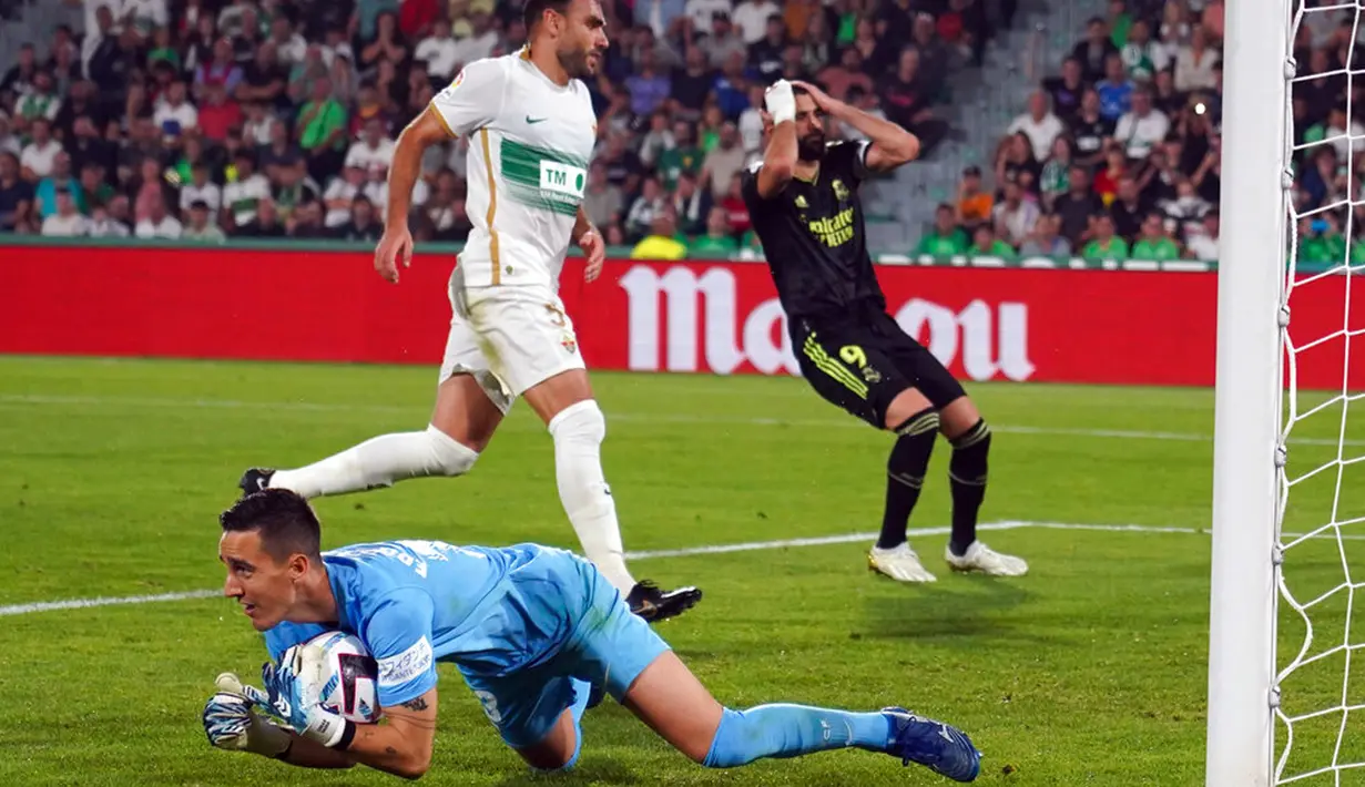 Penjaga gawang Elche Edgar Badia melakukan penyelamatan saat melawan Real Madrid pada pertandingan sepak bola La Liga Spanyol di Stadion Martinez Valero, Elche, Spanyol, 19 Oktober 2022. Real Madrid mengalahkan Elche dengan skor 3-0. (AP Photo/Alberto Saiz)