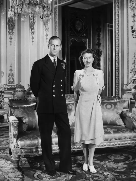 Putri Elizabeth (calon Ratu Elizabeth II) dan tunangannya Philip Mountbatten (calon Duke of Edinburgh) berpose di Istana Buckingham di London saat hari pertunangan mereka secara resmi diumumkan pada 9 Juli 1947. (AFP)