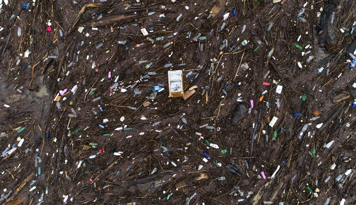 Sampah mengambang di sungai Drina dekat Visegrad, Bosnia, Jumat, 20 Januari 2023. Berton-ton limbah yang dibuang di tempat pembuangan sampah tepi sungai yang tidak diatur dengan baik atau langsung ke sungai-sungai di tiga negara Balkan Barat akhirnya menumpuk selama musim air tinggi di musim dingin dan musim semi, di belakang penghalang sampah di Sungai Drina, Bosnia timur. (AP Photo/Armin Durgut)