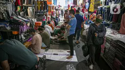 Umat muslim melaksanakan sholat Jumat pertama Ramadhan di Pasar Tanah Abang, Jakarta Pusat, Jumat, (16/4/2021). Fasilitas tempat ibadah yang tidak sebanding dengan jumlah pengunjung menyebabkan jemaah terpaksa melaksanakan ibadah sholat Jumat di selasar pertokoan. (Liputan6.com/Faizal Fanani)