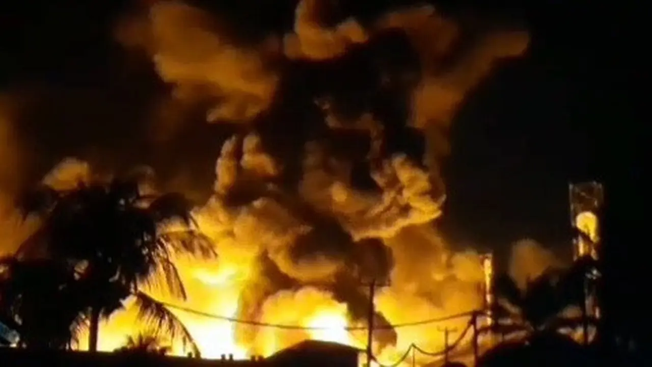 Kebakaran hebat melanda pabrik tapioka milik PT Sinar Pematang Mulia 2 di Lampung Tengah, Lampung.