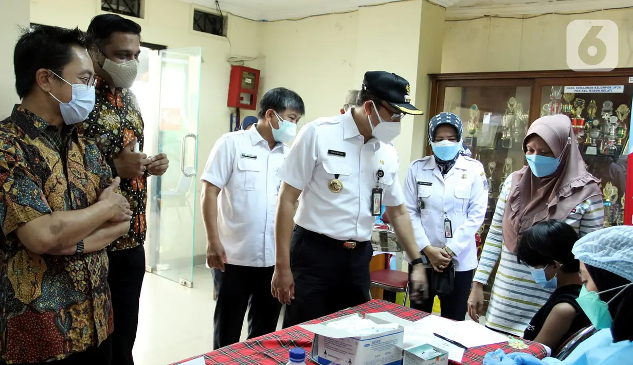 Walikota Jakarta Pusat Dhany Sukma (kanan), Director and COO Indosat Ooredoo Vikram Sinha dan Director and Chief Human Resources Officer Irsyad Sahroni meninjau Vaksinasi Covid-19 dengan Mobil Klinik Indosat Ooredoo di Kebon Melati, Jakarta (28/7/2021). (Liputan6.com/HO/Indosat)