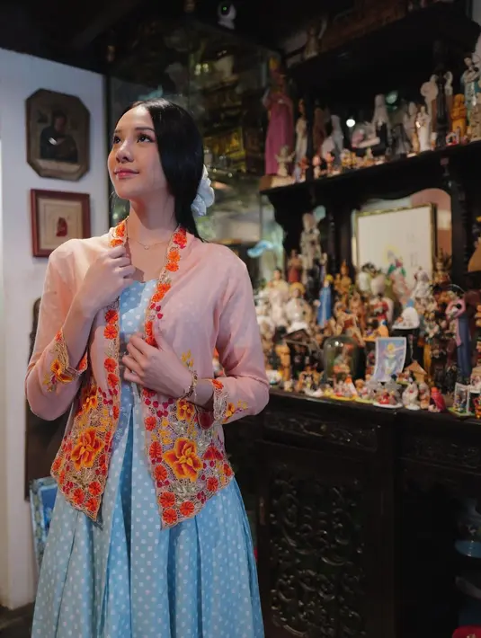 Di momen itu, Anya sempat mencoba kebaya tradisional Singapura. Ia terlihat begitu anggun mengenakan kebaya peranakan warna peach dengan detail bordiran bunga warna-warni yang cantik.   [@anyageraldine]