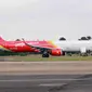 Foto ini diambil pada 29 November 2018 menunjukkan pesawat Airbus Vietjet di landasan setelah pendaratan kasar di Buon Ma Thuot. (VIETNAM NEWS AGENCY / AFP)