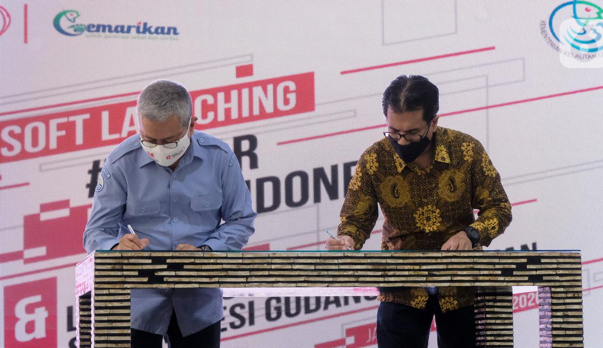 Dirjen Penguatan Daya Saing Produk Kelautan dan Perikanan KKP, Nilanto Perbowo dan VP Public Policy & Government Relations Gojek Berni Kusumahatmaja Moestafa menandatangani MoU pada Soft Launching Pasar Laut Indonesia di Jakarta, Rabu (19/8/2020).