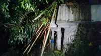 Pohon tumbang menimpa rumah di Cisarua, Kabupaten Bogor, Jawa Barat. (Liputan6.com/Bima Firmansyah)