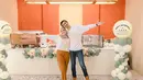 Kepakkan sayap di dunia bisnis, ini adalah potret romantis Vebby Palwinta dan Razi Bawazier saat soft opening coffee shop-nya pada Maret 2022 lalu. Sejak menikah dan dikaruniai anak, Vebby memang lebih fokus bisnis dan menepi dari industri hiburan. Menikah di usia 24 tahun, Vebby Palwinta tetap terlihat bak remaja 17 tahun. (Liputan6.com/IG/@vebbypalwinta)