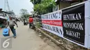 Jelang Pemilihan suara, sebuah spanduk bertuliskan 'Hentikan Politik Uang' terpampang di bahu jalan pasar Musi Depok yang tidak jauh dari kelurahan Abadijaya Depok, Selasa (8/12). (Liputan6.com/Yoppy Renato)