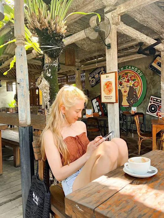 Ia kerap santai mengenakan pakaian pantai, seperti kemben dan celana pendek [@hyoyeon_x_x]