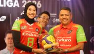 Bintang Jakarta Pertamina Enduro, Megawati Hangestri memberikan bola bertanda tangan seluruh pemain kepada petinggdi dari Pertamina di acara launching tim untuk kompetisi Proliga 2026 yang berlangsung di Enduro x Fastron Lounge, Gedung Oil Center, Thamrin, Jakarta Pusat pada Senin (05/01/2026).