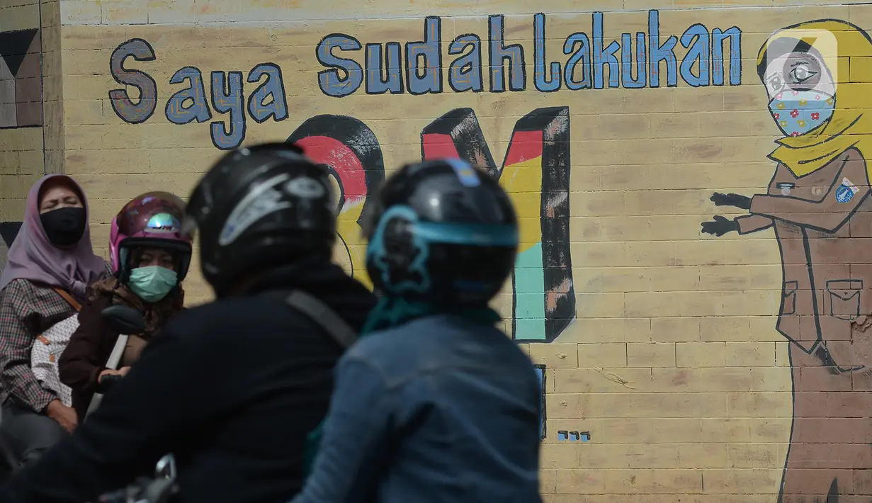 Kendaraan melintas di depan mural anjuran kebiasan hidup baru dengan 3 M di Stasiun Cawang, Jakarta, Sabtu (26/12/2020). Pemerintah terus berupaya melakukan imbauan kepada warga untuk melaksanakan kebiasaan baru 3M guna memutus penyebaran virus corona (COVID-19). (merdeka.com/Imam Buhori)