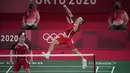 Marcus/Kevin terus menunjukkan konsistensi dan memperbesar defisit atas pasangan Taiwan. Akhirnya mereka dapat menutup kedua dengan skor 21-15 dan melanjutkan pertandingan ke rubber game. (Foto: AP/Dita Alangkara)