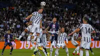 Dusan Vlahovic dari Juventus menyundul bola saat pertandingan Grup H Liga Champions melawan PSG di stadion Parc des Princes, di Paris, Selasa, 6 September 2022. (AP Photo/Thibault Camus)