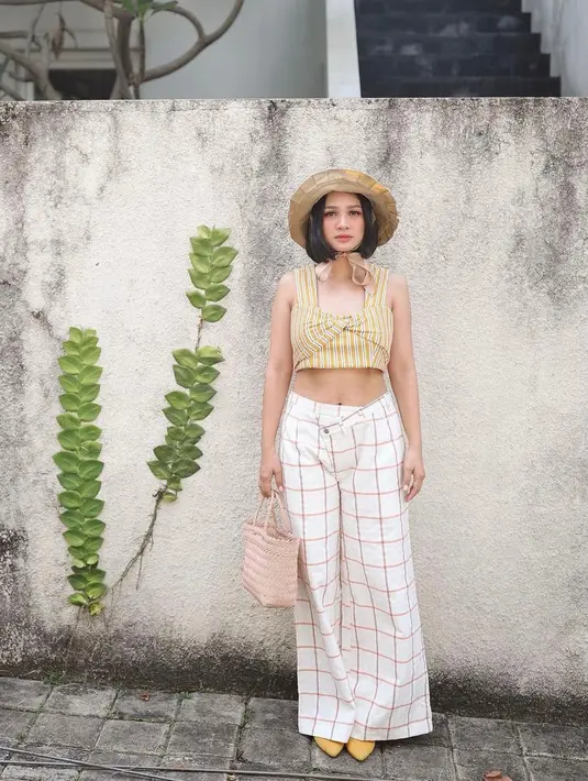 Kali ini, Andien Aisyah memadukan crop top motif plaid dengan kulot pants motif selaras. Cocok buat jalan-jalan! (Instagram/andienaisyah).