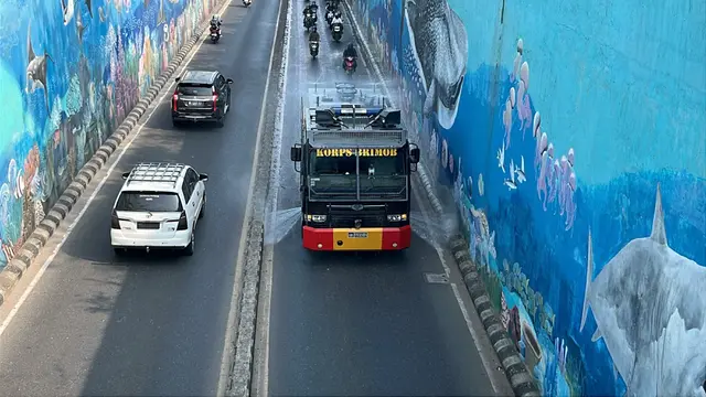 Kendaraan taktis milik Brimob Polda Lampung melakukan penyemprotan air ke jalan protokol untuk meminimalisir debu vulkanik. (Liputan6.com/Istimewa).