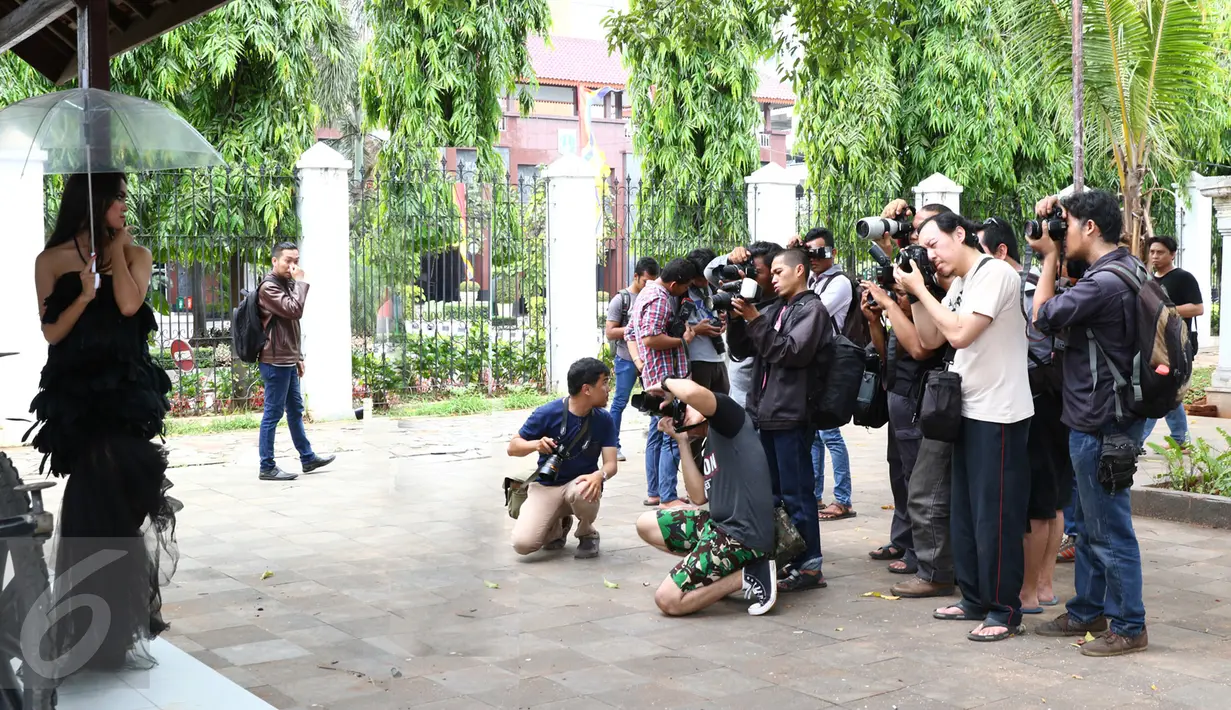 Sejumlah fotografer melakukan pemotretan pada seorang model di Taman Prasasti, Jakarta, Minggu (20/12/2015). Girls Generation Models Photography mengadakan photo hunting serentak di 16 kota di Indonesia. (Liputan6.com/Yudha Gunawan)