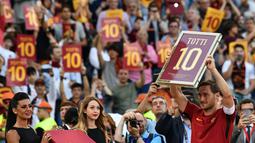 Francesco Totti yang sering di juluki Pangeran Roma memutuskan gantung sepatu pada 28 Mei 2017 saat berusia 40 tahun. AS Roma merupakan satu-satunya klub tempat Totti bermain sejak 1992. (AFP/Vincenzo Pinto)