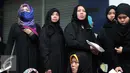 Sejumlah Tenaga Kerja Indonesia (TKI) menunggu bus di Bandara Soekarno Hatta,Tangerang, Rabu (11/11). Sebanyak 450 WNI overstayers dan TKI undocumented dari Jeddah, Arab Saudi dipulangkan pemerintah Indonesia. (Liputan6.com/Angga Yuniar)